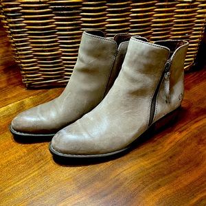 Born Olio Taupe Leather Ankle Boots Sz 10